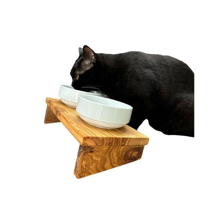 abgeschrägte, erhöhte Futterstation DANDY PLUS mit 2 Porzellanschüsseln à 0,7 l. 100% Natur, langlebig, leicht zu reinigen.