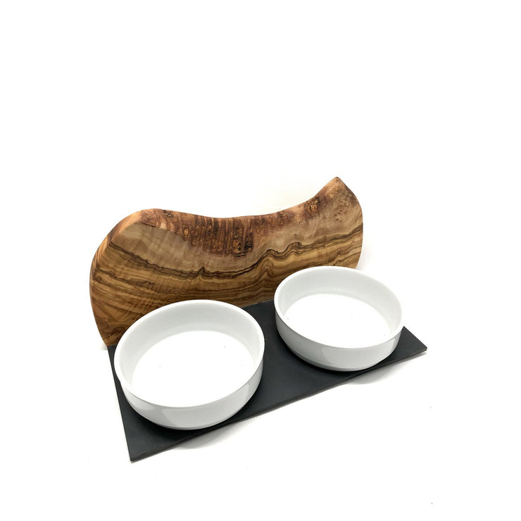 Unsere edle Futterstation MOUNTAIN aus robusten Olivenholz auf einer schwarzen Platte mit 2 Keramikschalen à 0,9 l ist perfekt für Hunde. Hochwertig, geölt, exclusiv, modern