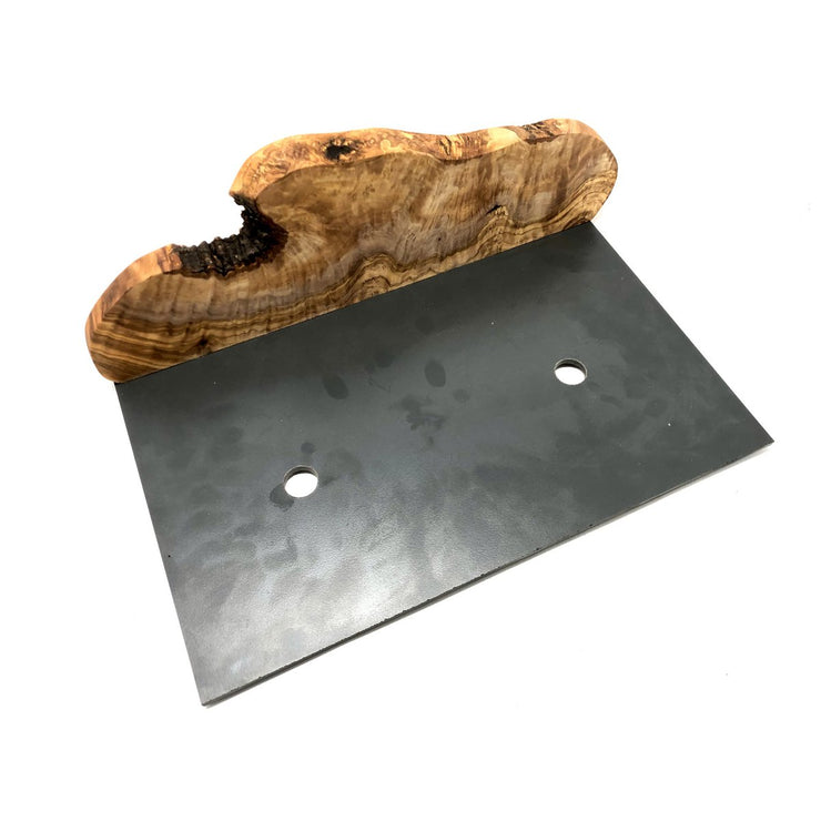 Unsere edle Futterstation MOUNTAIN aus robusten Olivenholz auf einer schwarzen Platte mit 2 Keramikschalen à 0,9 l ist perfekt für Hunde. Hochwertig, geölt, exclusiv, modern