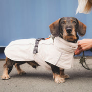 Funktioneller Mantel NORDBY für Dachshunde und kleine Hunde mit langem Körper. Mit einer Vielzahl an Funktionen ist er der optimale Begleiter für jedes Wetter. Multifunktionell, warm dank Innenfleece, individuell einstellbar, maschinenwaschbar.